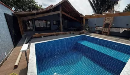 Linda Casa Térrea Isolada - 3 dorms 6 vagas - Piscina e Churrasqueira a Carvão!