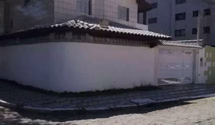 SOBRADO ISOLADO 4 DORMS, SACADA , DE ESQUINA , APENAS 450 METROS DA PRAIA R$550 MIL.