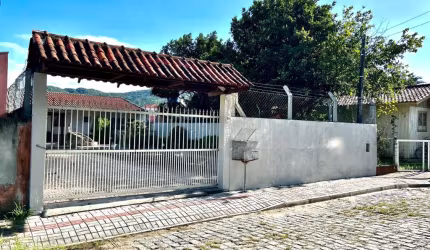 Casa com 01 dormitório em ótima localização no Bairro de Bombas - Bombinhas-SC