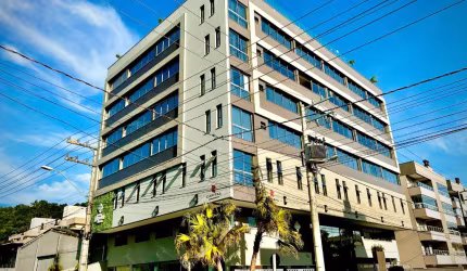 O Elegance Residence Apart Hotel é uma opção de hospedagem moderna e sofisticada localizada no bairro José Amândio, em Bombinhas, Santa Catarina. Situado a aproximadamente 350 metros da Praia de Bomba
