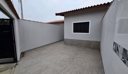 Casa à venda em Itanhaém, Campos Elíseos, com 03 dormitórios sendo 1 suíte, com 72.65 m². Entrada R$ 84 mil e saldo super facilitado. Aceito seu FGTS!