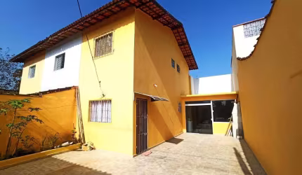 Sobrado à Venda em Mongaguá – Vila Atlântica com 2 Dormitórios, Churrasqueira e 3 Vagas