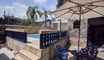 Casa à venda em Itanhaém, Vila Loty, com 2 suítes, com 80 m²