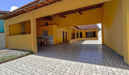 Casa à Venda em Mongaguá a 400m da Praia – 2 Dormitórios, Quintal Amplo e Churrasqueira