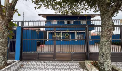 Casa Frente ao Mar à Venda no Bairro Jussara em Mongaguá – 6 Suítes e Edícula