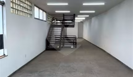 Prédio inteiro para locação em Vila Joana - SP