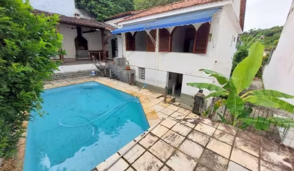 Casa de Condomínio com 4 quartos