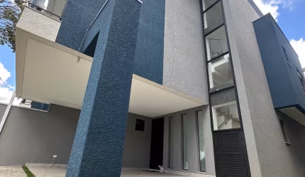 Sobrado Próximo ao Jardim Botânico – 172m² – 3 Quartos, Suíte com Closet e Terraço