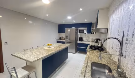 SOBRADO TRIPLEX ÓTIMA OPORTUNIDADE DE INVESTIMENTO