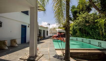 Casa assobradada 5 dormitórios sendo 4 suítes e 6 vagas no Morumbi