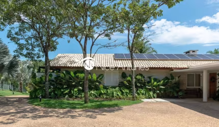 Casa em Condomínio fechado de alto padrão com 5 suítes, 6 vagas de garagens, academia.