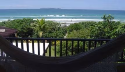 Casa à beira mar com 06 dormitórios em Mariscal
