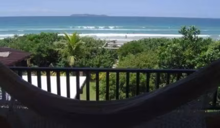 Casa à beira mar com 06 dormitórios em Mariscal