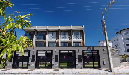 Aconchegante casa tríplex com piscina e jacuzzi privativas na praia de Canto Grande