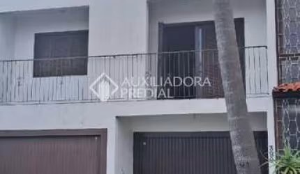 Casa com 3 quartos à venda na Rua Ângelo Passuelo, 390, Vila Nova, Porto Alegre, 262 m2 por R$ 750.000