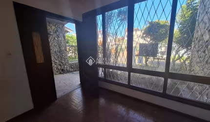 Casa em condomínio fechado com 3 quartos à venda na Rua Doutor Alberto Albertini, 301, São Sebastião, Porto Alegre, 360 m2 por R$ 680.000