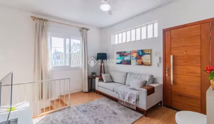 Casa com 3 quartos à venda na Rua Oscar Schneider, 337, Medianeira, Porto Alegre, 90 m2 por R$ 550.000