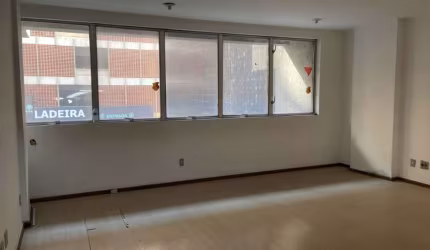 Sala comercial à venda na Rua General Câmara, 432, Centro Histórico, Porto Alegre, 27 m2 por R$ 102.084
