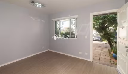 Casa em condomínio fechado com 3 quartos para alugar na Avenida José Aloísio Filho, 889, Humaitá, Porto Alegre, 83 m2 por R$ 2.700