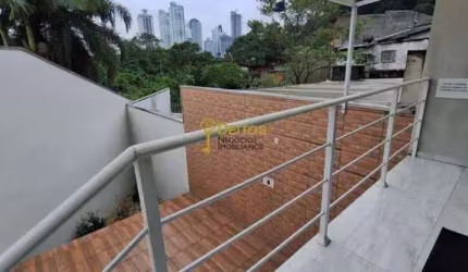 Sobrado 100% mobiliado e automatizado com 2 suítes e 2 vagas de garagem, por R$ 720.000,00 - Fazenda - Itajaí/SC