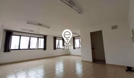 Sala comercial de 47m² à 400 metros do metrô Praça da Árvore.