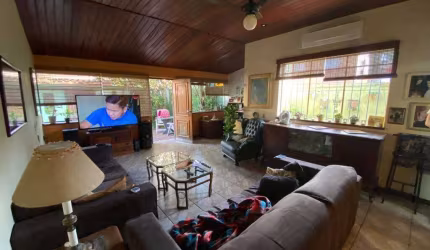 EXCELENTE CASA TÉRREA