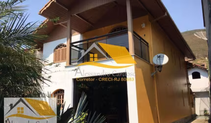 Vendo casa de alto padrão com piscina e 3 quartos na Chácara do Paraíso