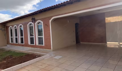 Casa com 6 quartos  à venda, 300.00 m2 por R$900000.00  - Champagnat - Londrina/PR