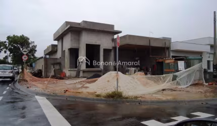 Casa à venda em condomínio em Paulínia, 3 suites, master com closet, lavabos, escritório, living 2 ambientes com pé direito alto, sancas, área gourmet, 4 vagas, armários, cozinha com ilha e despensa, 