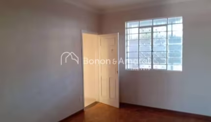 Casa com 4 Quartos e 2 banheiros à Venda, 242 m² por R$ 725.000