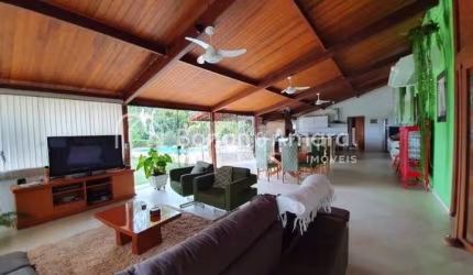 Casa de Condomínio com 330 m² e 3 quartos