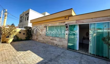 Casa com 3 Quartos e 3 banheiros à Venda, 151 m² por R$ 850.000