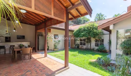 Casa em condomínio à venda, 4 quartos e 2 suítes, 263 m²