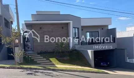 Moderno sobrado invertido em condomínio, com 3 suítes e 239m²