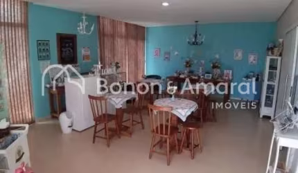 Casa à Venda com 5 Quartos no Parque Taquaral