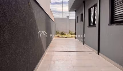 Casa térrea em condomínio fechado.