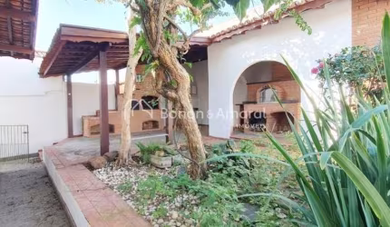 Ampla Casa Térrea com Quintal Gourmet na Cidade Universitária - 244m² de Conforto e Estilo