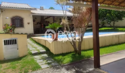 Casa com 3 quartos à venda na Rua das Dálias, Iguabinha, Araruama, 152 m2 por R$ 650.000
