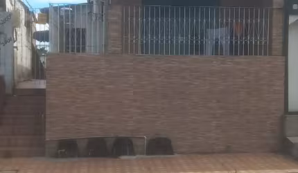 VENDO CINCO CASAS NO MESMO TERRENO, NA PRAÇA 14, POR 1.180.000. LEIA O ANÚNCIO.