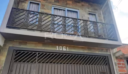 Casa à venda em São Carlos: charmosa residência com 3 dormitórios em Santa Felícia