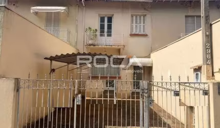 Casa à venda no CENTRO São Carlos. 3 dormitórios, 2 banheiros, 1 cozinha, 2 garagens, lavanderia, 2 salas.