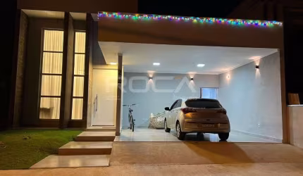 Casa de 3 dormitórios com suíte e armários no bairro Faixa Azul em São Carlos
