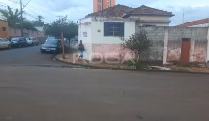Casa padrão à venda no Centro de São Carlos com 2 dormitórios e garagem