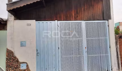 Charmosa Casa de 2 Dormitórios à Venda no Jardim Tangará, São Carlos
