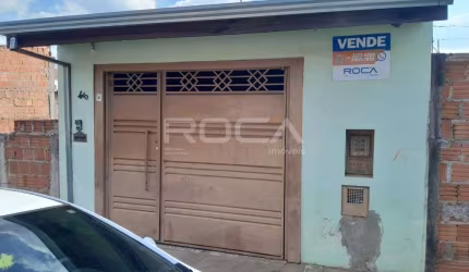 Casa à venda em São Carlos, Cidade Aracy - 2 dormitórios e 3 garagens cobertas!