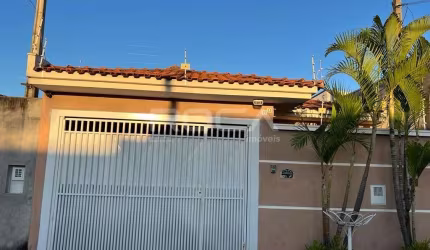 Casa padrão de 4 dormitórios à venda no bairro Douradinho em São Carlos