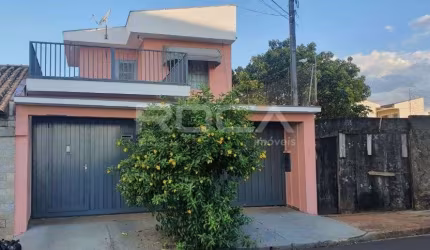 Casa à venda no Jardim São João Batista - São Carlos, 4 dormitórios e 2 garagens cobertas!