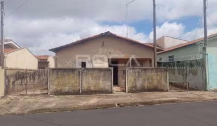 Casa padrão à venda na Vila Carmem - 3 dormitórios, 2 banheiros, 2 garagens