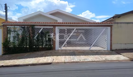 Casa térrea com 3 dormitórios e área verde no Jardim Paulistano