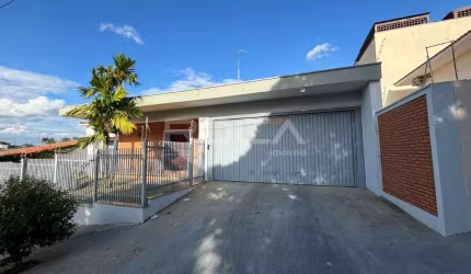 Linda casa à venda no CENTRO de São Carlos | 2 dormitórios, suíte, 4 garagens e muito mais!